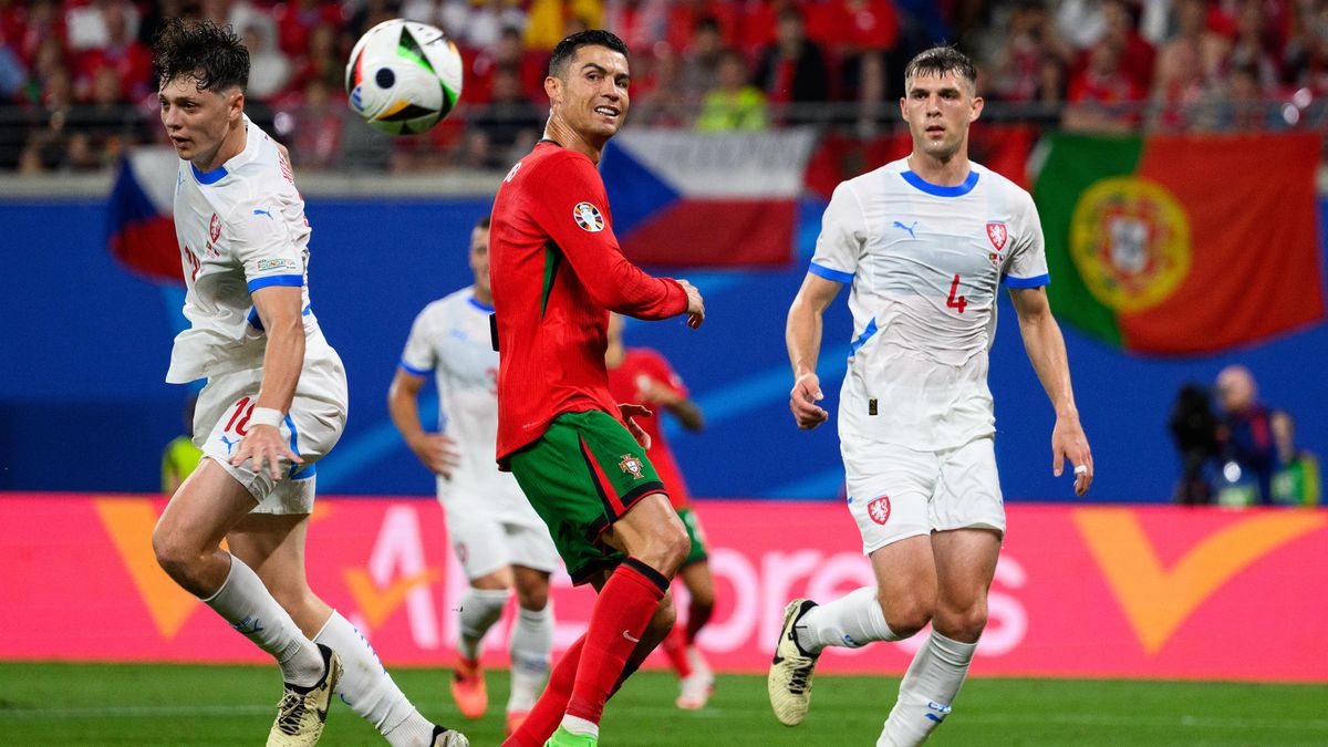 Trofej už pevně drží v rukách. Hranáčovi došla cena za účast v týmu sezony Konferenční ligy