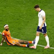 Memphis Depay (v oranžovém) musel kvůli zranění vystřídat