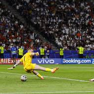 Oyarzabal se prosadil ve skluzu na hraně ofsajdu, jeho branku posvětil i VAR