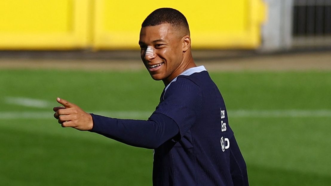 Naděje pro Francouze. Mbappé poprvé trénoval. Nos mu chránila jen náplast