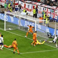 Phil Foden už překonal nizozemského gólmana, toho však na brankové čáře zastoupil Dumfries a změnu skóre nepřipustil