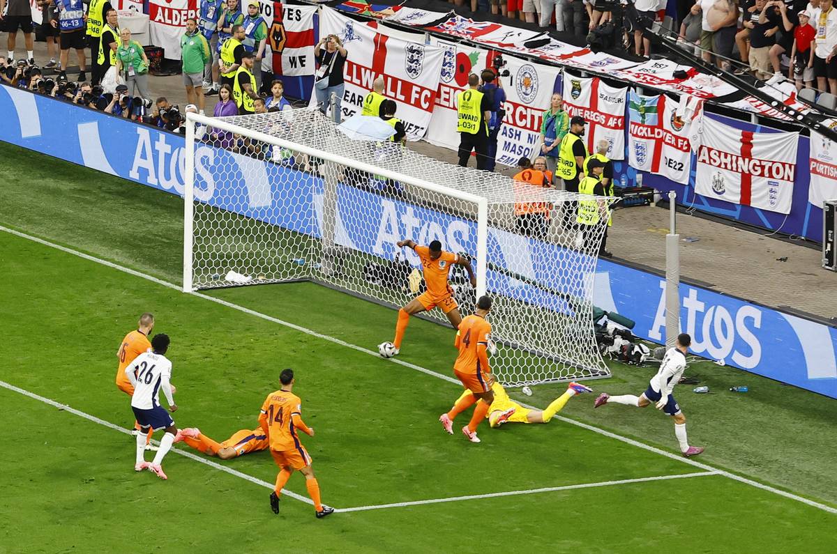 Phil Foden už překonal nizozemského gólmana, toho však na brankové čáře zastoupil Dumfries a změnu skóre nepřipustil