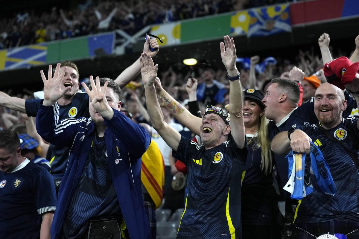 Radost skotských fanoušků potom, co si jejich miláčci připsali alespoň čestný úspěch