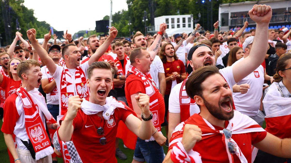 Poláci si v Berlíně ulevili před ruskou ambasádou. Sprostý pokřik baví internet