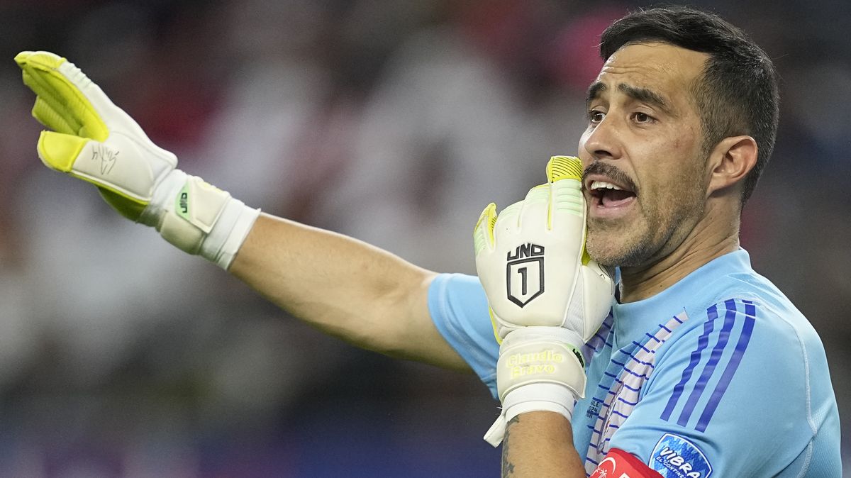 Chile remizovalo s Peru, legendární brankář překonal rekord