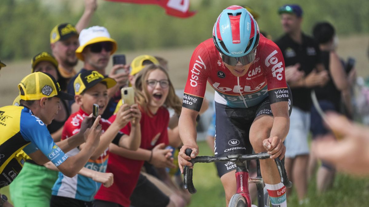 Bláznivý bodyček na Tour, belgický cyklista vyvázl s pokutou