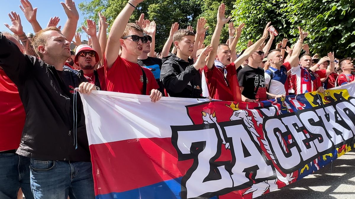 Čechy, Morava a Slezsko, to je naše Česko! Fanoušci vzali Hamburk útokem