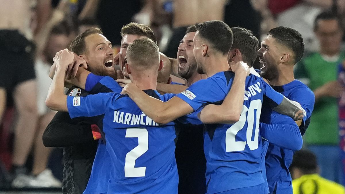 Bizarní pravidlo je odsunulo na třetí místo. Slovinci i tak slaví historický postup