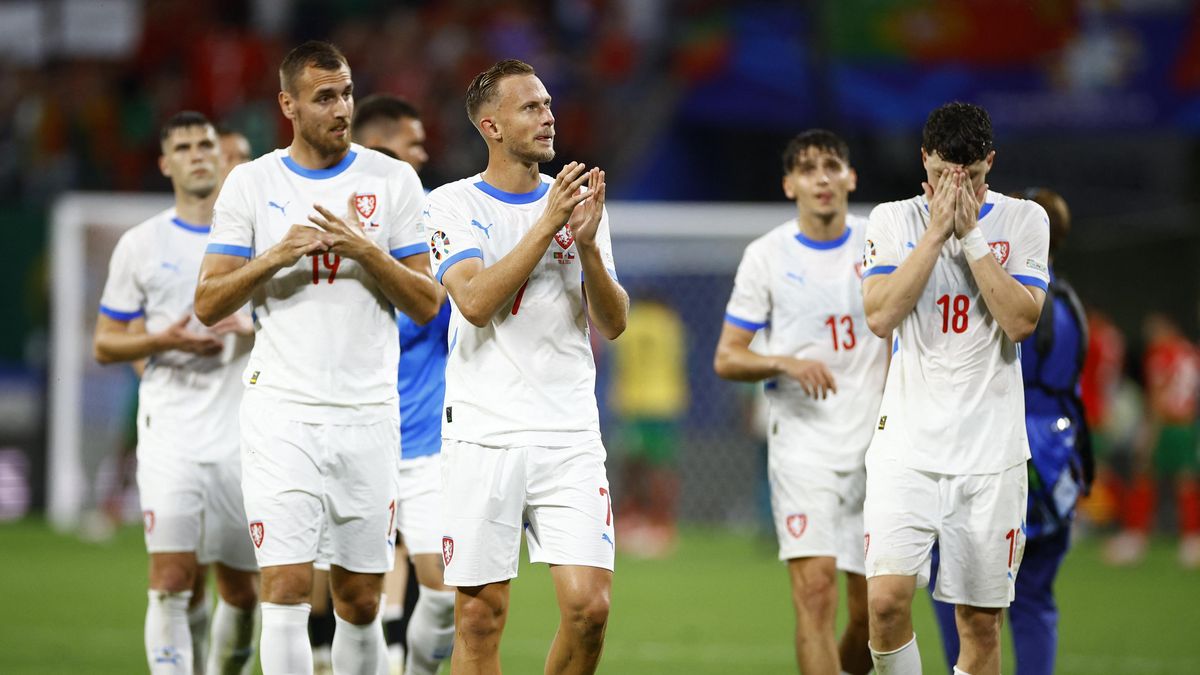 Politici fandili fotbalistům. Fiala nebo Jurečka na stadionu, Babiš z dovolené