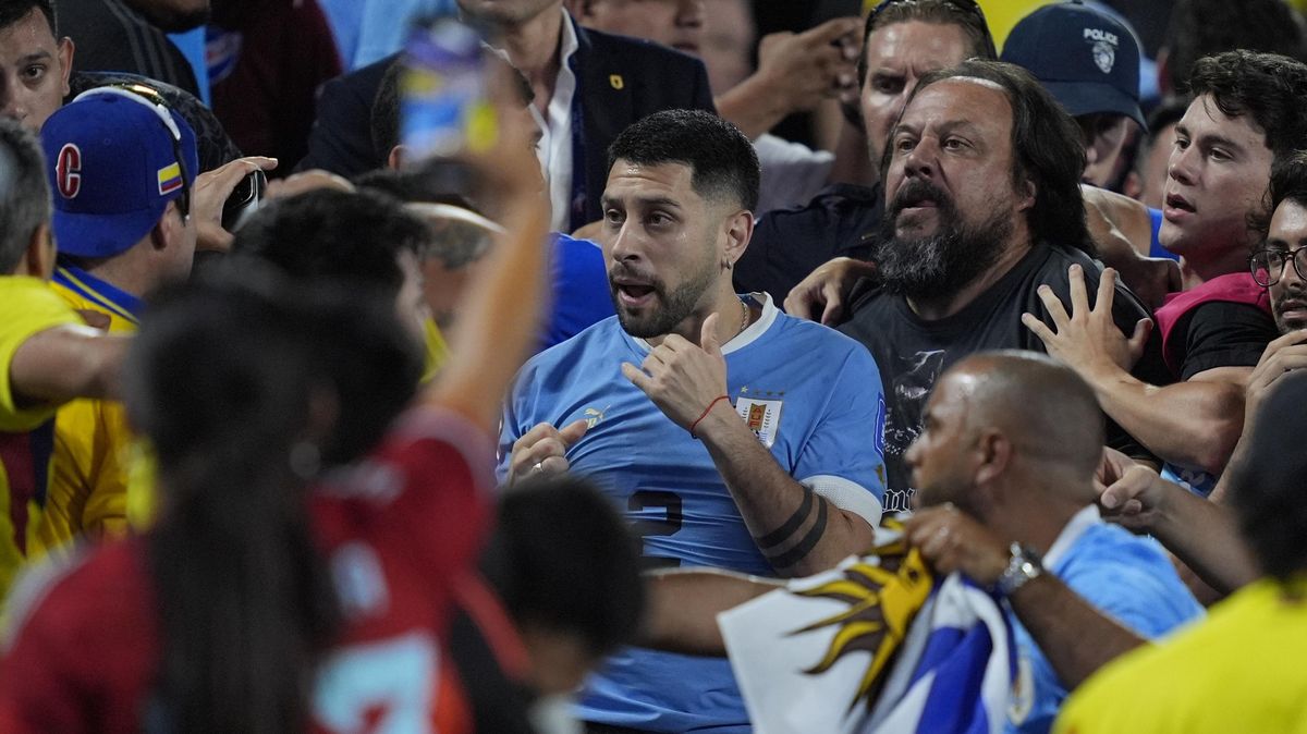 Fotbalistům Uruguaye hrozí za bitky s fanoušky na Copě América tresty