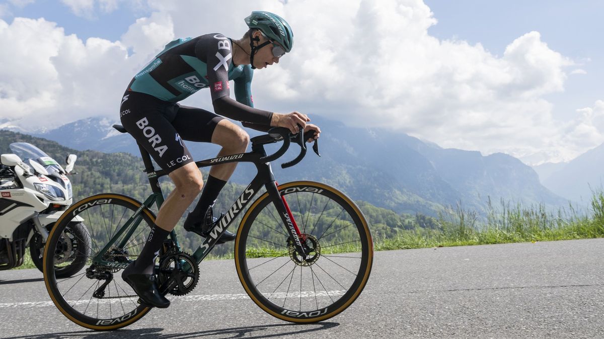 Etapu dokončil i se zlomeným kotníkem. Rogličův klíčový pomocník však na Tour končí