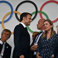 Prezident Francie Emmanuel Macron si slavnostní ceremoniál nemohl nechat ujít.