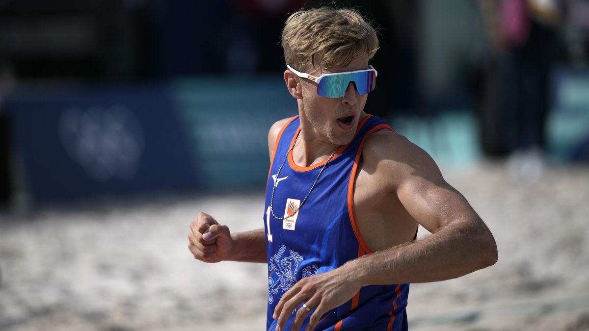 Tvrdé přivítání. V Paříži se bučelo na Nizozemce, který kdysi znásilnil nezletilou dívku