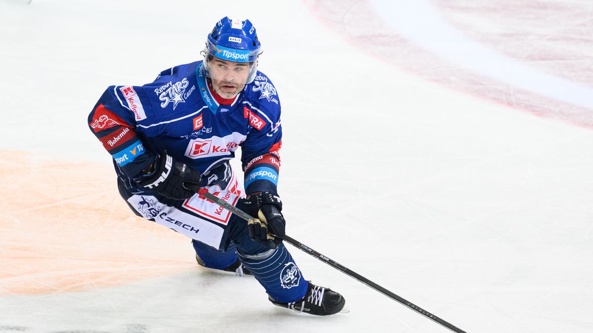 Jágr cestou do Pardubic řešil komplikace