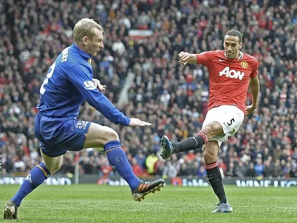 Anglicky Fotbalista Rio Ferdinand Dostal Za Rasismus Pokutu Sport Cz