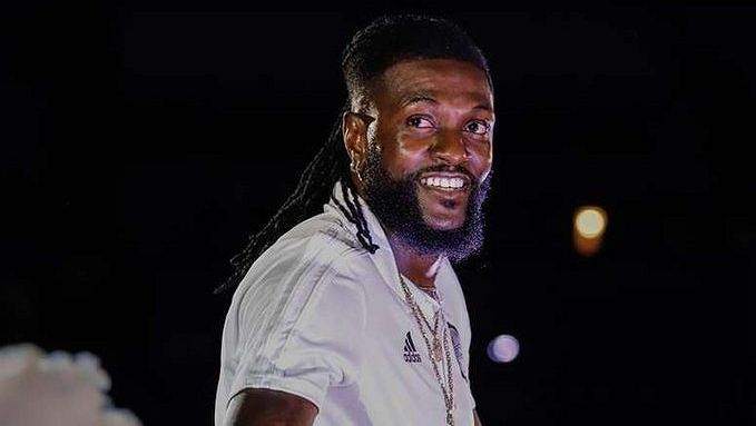 Někdejší africký fotbalista roku Adebayor ukončil v 39 letech kariéru