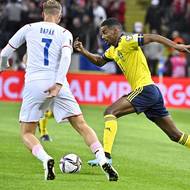 Český fotbalový reprezentant Antonín Barák sleduje akci Švéda Alexandera Isaka během utkání play off o MS 2022.