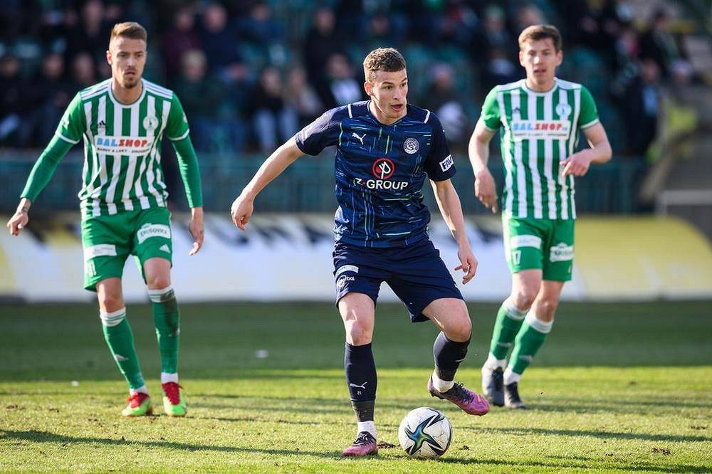 Ondřej Šašinka ze Slovácka během utkání na půdě Bohemians.