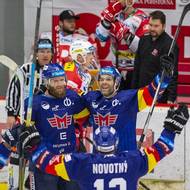 Zleva David Štich a Michal Vondrka z Českých Budějovic, střelec vítězného gólu.