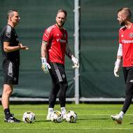 Nový trenér Sparty Praha Brian Priske a brankáři Dominik Holec a Vojtěch Vorel během tréninku.