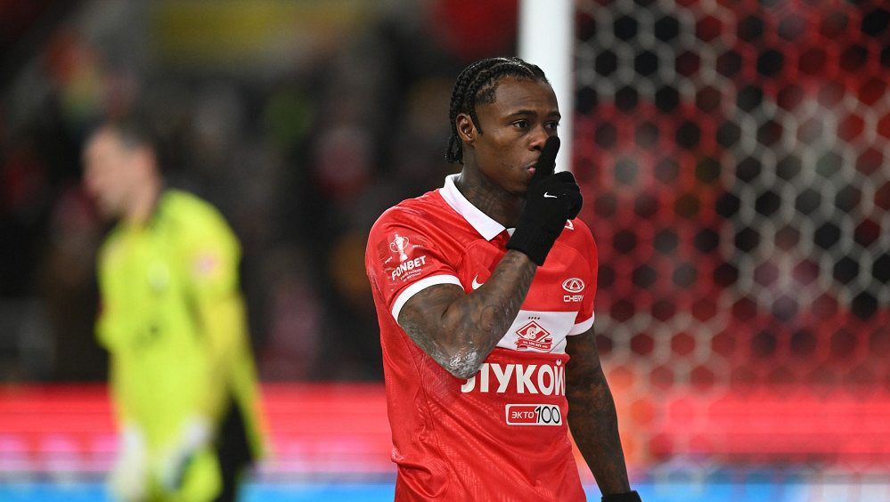 Nizozemskému fotbalistovi Promesovi hrozí dvouleté vězení za bodnutí bratrance