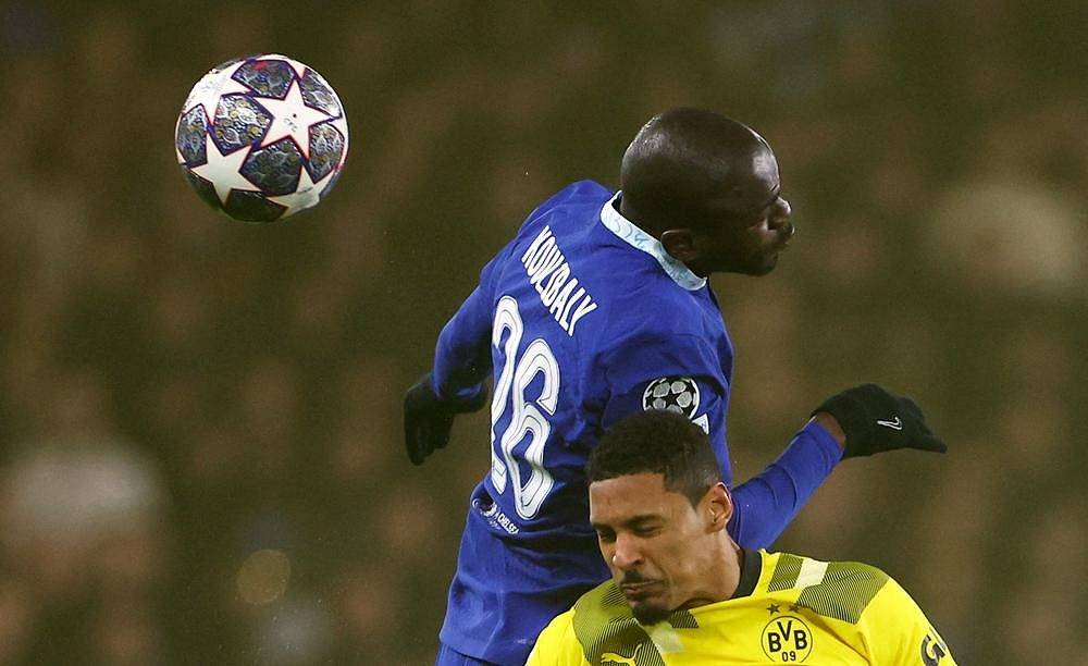 Kalidou Koulibaly z Chelsea a dortmundský Sebastien Haller v hlavičkovém souboji