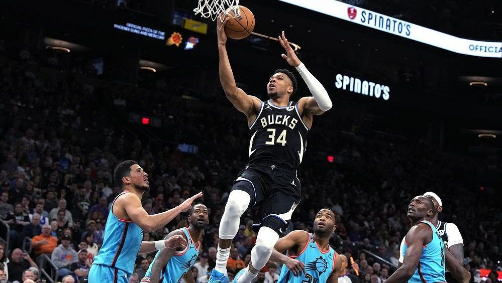 Adetokunbo v NBA dovedl Milwaukee k výhře nad Phoenixem a jistotě play off