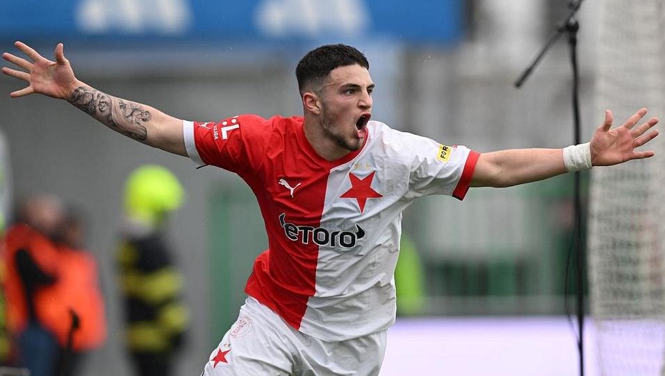 Slavii drtí před derby marodka, pokusí se omilostnit Olayinku, derby odkládat nechce