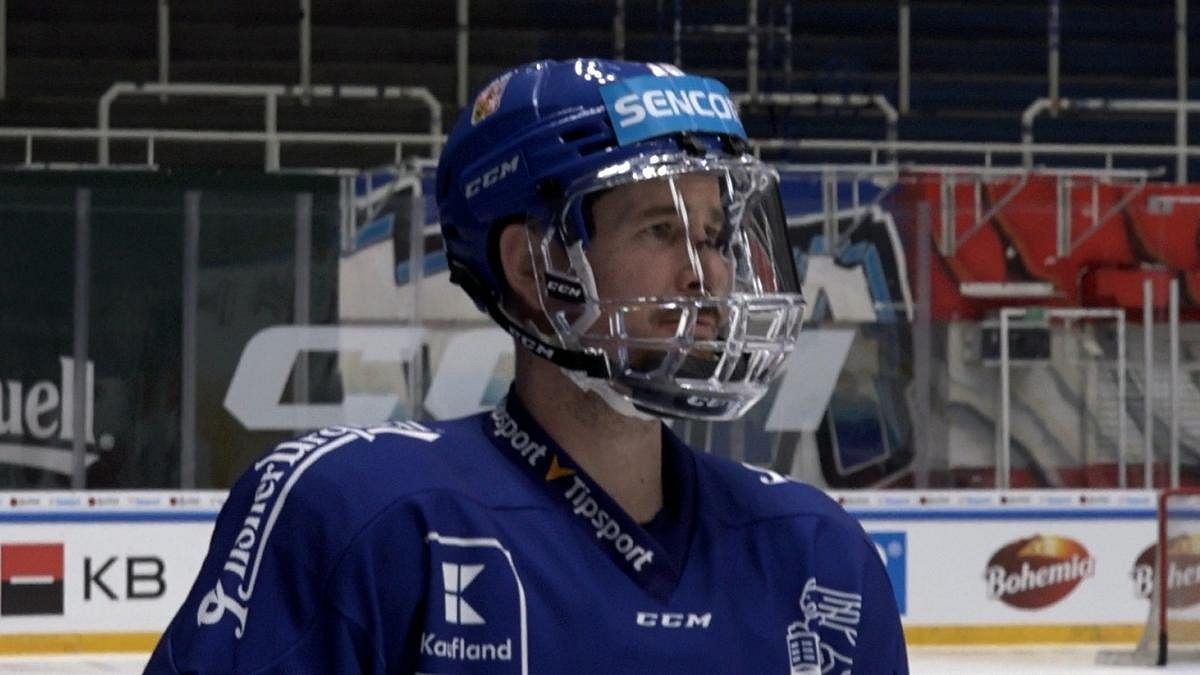 Červenka si zvyká na obličejový kryt. Jídlo hážu v puse dozadu, usmívá se reprezentační kapitán