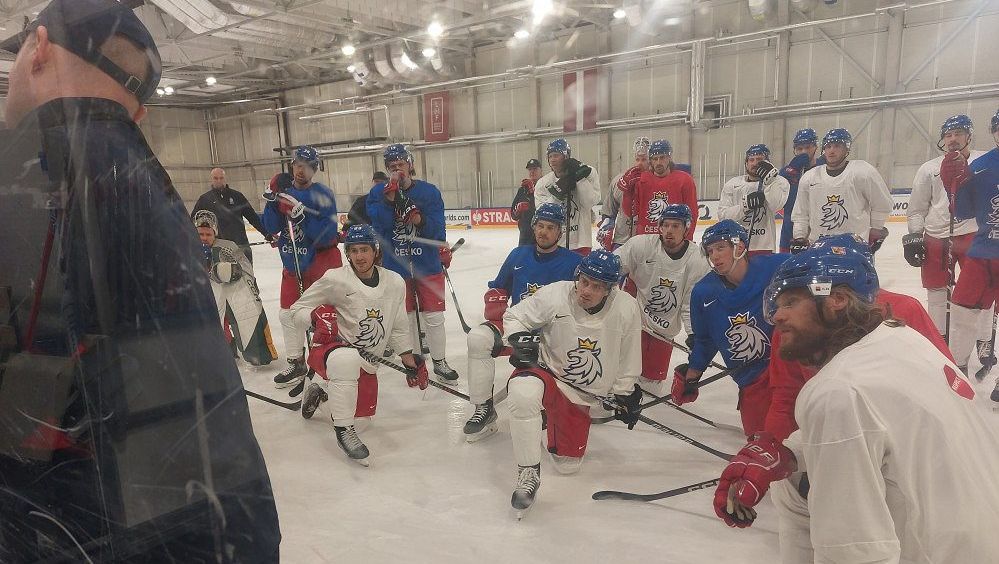 Jednolůžáky v Rize Čechy překvapily. Během tréninku pak na led spadl ze stropu sádrokartonový podhled