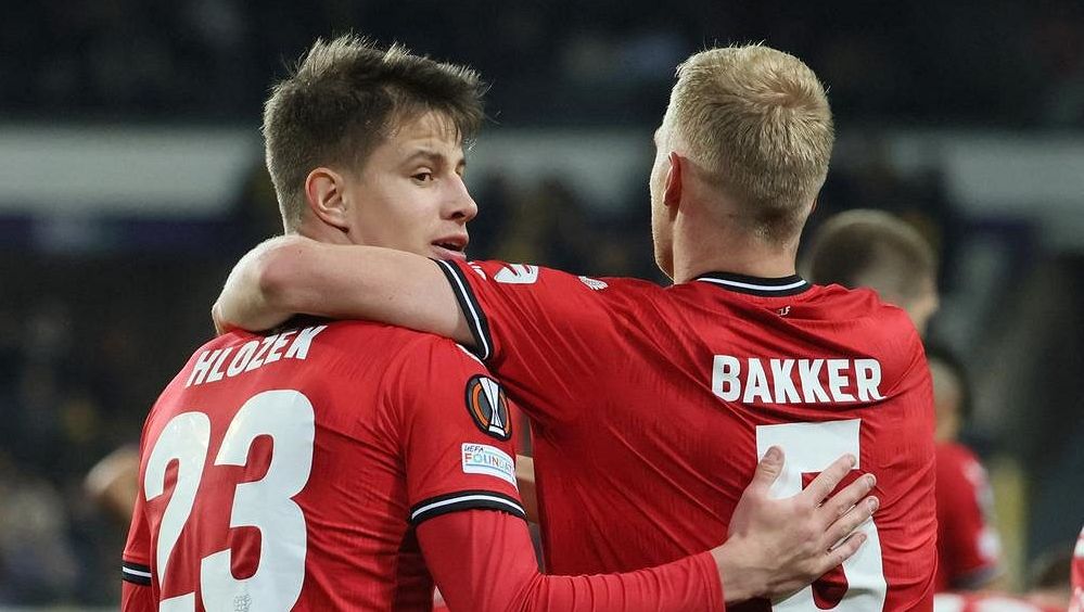 Hložek gólem a asistencí pomohl Leverkusenu k postupu! Manchester United zažil fiasko