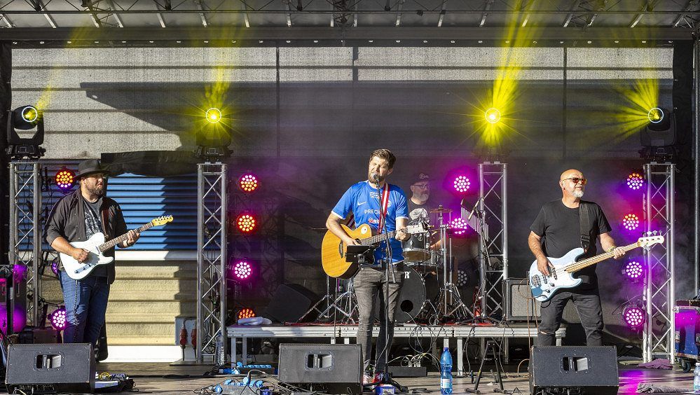 Bývalý sparťan válí na kytaru. Klukům z Rolling Stones je osmdesát a pořád držej, směje se