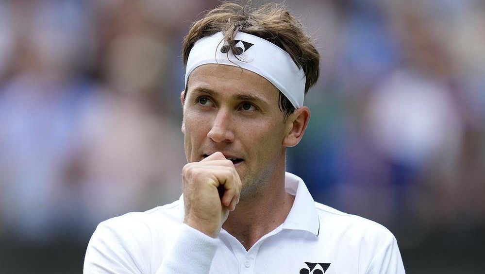 Ruud – Broady 4:6, 6:3, 6:4, 3:6, 0:6, Wimbledon melder om en annen sensasjon.  Verdens nummer fire tar farvel med skammelig kanarifugl