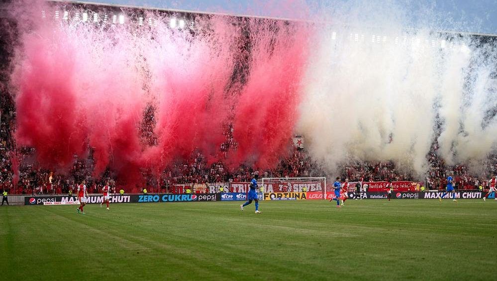Slavii se přihlásilo několik fanoušků, kteří v EL vhazovali předměty na trávník