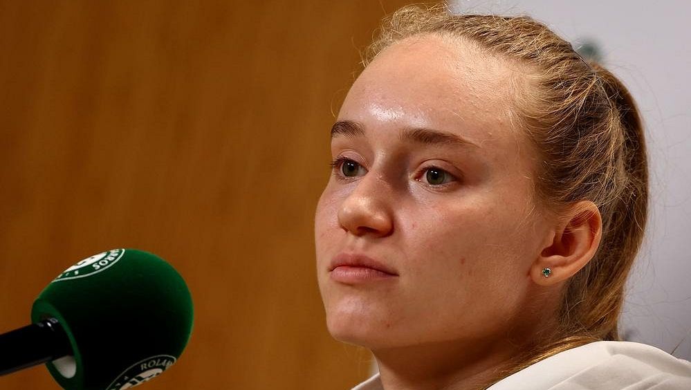 Wimbledonská šampionka končí! Rybakinová je nemocná a odstoupila z Roland Garros