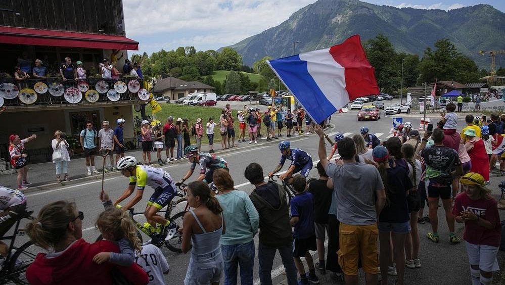 Fotograf, jehož motorka překážela Pogačarovi v útoku na Tour, se omluvil