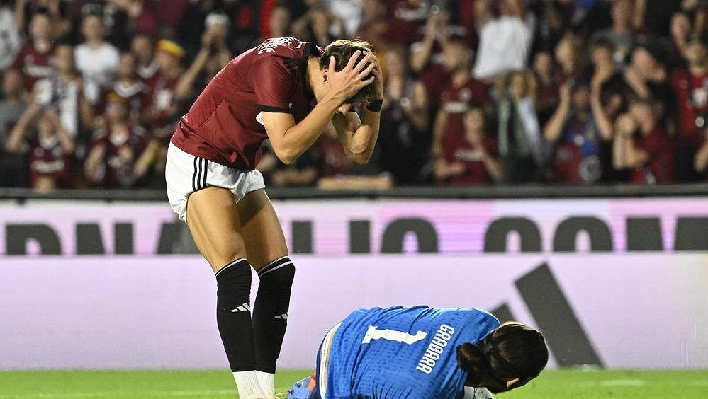 Kodaňskému čaroději v penaltách pomohl tahák. Podcenila Sparta situaci?
