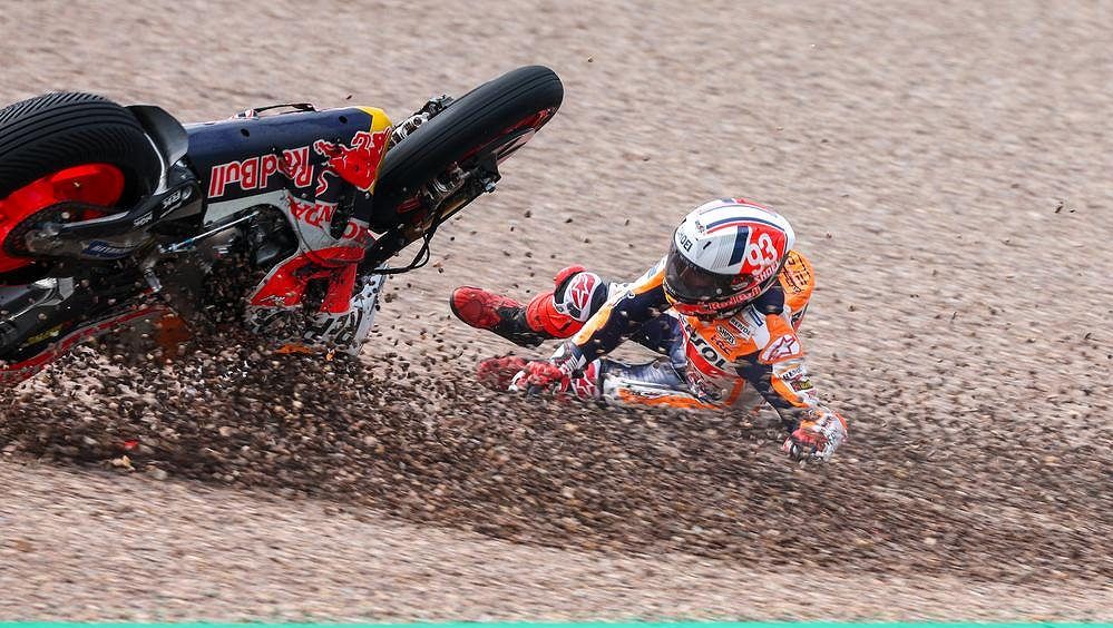 Šokující nehoda. Španělský závodník rozlomil motorku soupeře na dva kusy