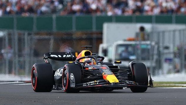 Kvalifikaci na Velkou cenu Británie formule 1 vyhrál obhájce titulu Verstappen