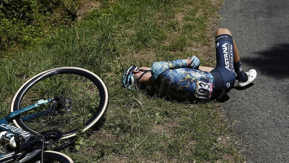 Drsné pády na Tour. Nor zahučel do příkopu, jeho letící kolo málem sejmulo soupeře
