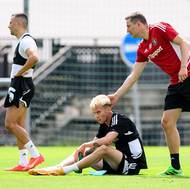 Jakub Pešek, Adam Goljan a trenér Sparty Praha Brian Priske během prvního tréninku v rámci letní přípravy před startem sezony 2023/2024.