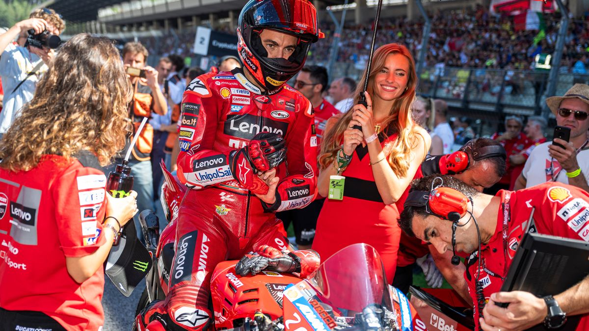 Šampion Bagnaia bude v MotoGP závodit v týmu Ducati do roku 2026