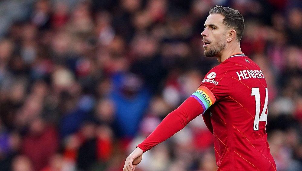 Z duhové pásky je černobílá a fanoušci Liverpoolu zuří. Henderson si prý pošpinil jméno