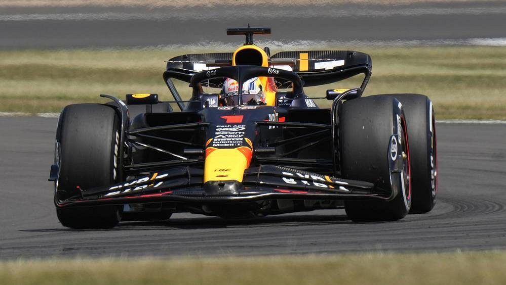První trénink F1 v Silverstonu patřil Red Bullu, nejrychlejší byl Verstappen
