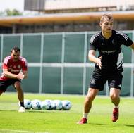 Lukáš Váňa a Dimitrije Kamenovič během prvního tréninku v rámci letní přípravy před startem sezony 2023/2024. V pozadí asistent Luboš Loučka.