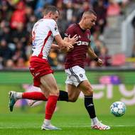 Pardubický Marek Icha stíhá Sparťana Václava Sejka.