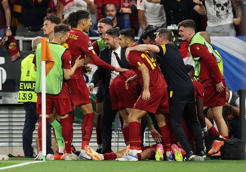 Fotbalisté AS Řím se radují z úvodní branky utkání