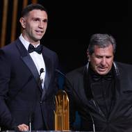 Cenu Lva Jašina pro nejlepšího gólmana světa získal v roce 2023 Argentinec Emiliano Martínez, cenumu předal jeho otev Alberto (vpravo).