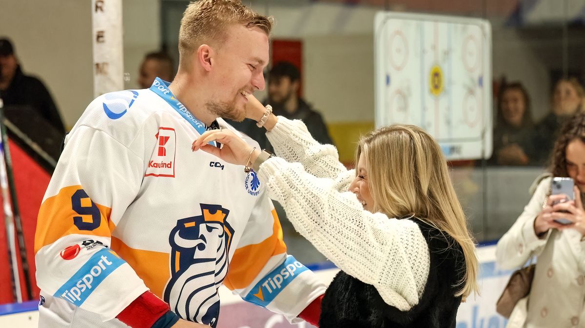 Romantika na ledě! Pražský útočník slavil gól, výhru i úspěšnou žádost o ruku