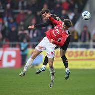 Pardubický Dominik Mareš v hlavičkovém souboji s Matějem Rynešem